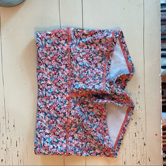 Lululemon high waisted spandex shorts 4 - Picture 1 of 2